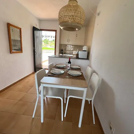 Apartamento Lovely Hideaway With Pool And White