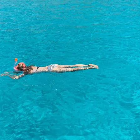 Lovely Hideaway With Pool And White דירה